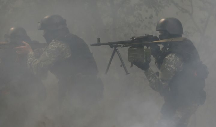 В операцията в Славянск са завзети два контролни поста и се съобщава за петима убити сепаратисти и един ранен от силите за сигурност. Киев твърди, че това не са части на армията.