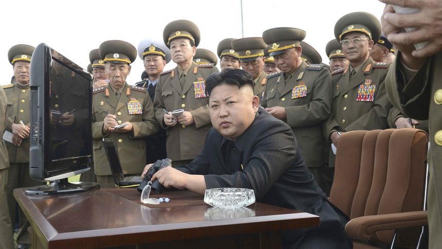 Защо толкова хора си водят бележки край Ким Чен Ун