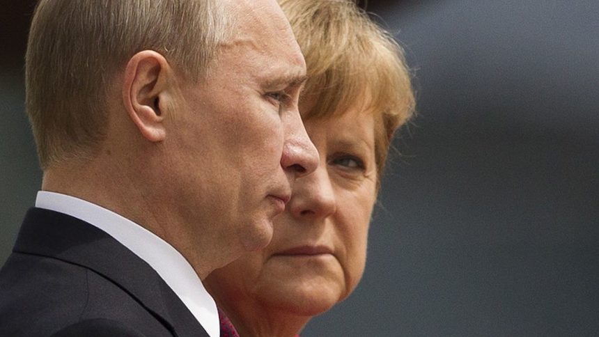 Меркел и Путин преди среща в Берлин на 1 юни 2012 г.
