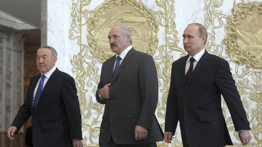 Президентите на Русия Владимир Путин, Беларус Александър Лукашенко и Казахстан Нурсултан Назарбаев (отдясно наляво) преди началото на срещата<br />