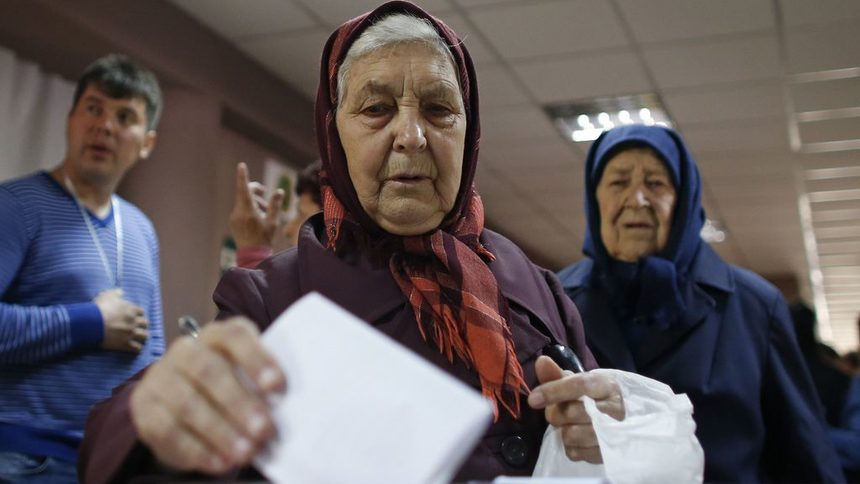 Гражданин на Мариупол гласува в референдума за независимост на Донецка област