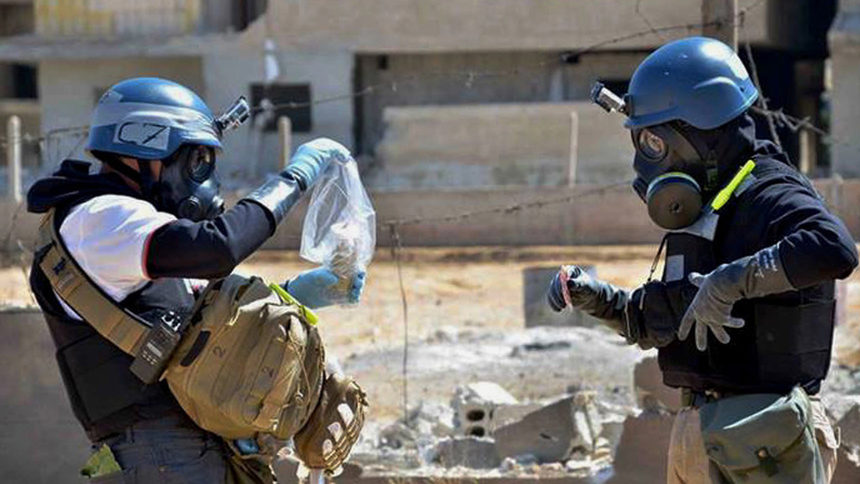 Вземане на проби от почвата близо до зоната на предполагаема атака с химическо оръжие в Аин Тарма, Сирия.