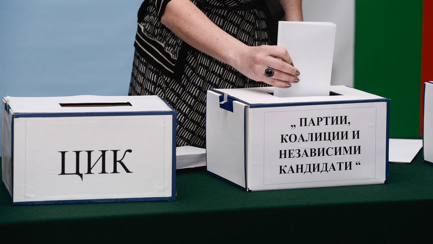 Снимката е илюстративна от тегленето на жребия в ЦИК за номерата на партиите в бюлетината