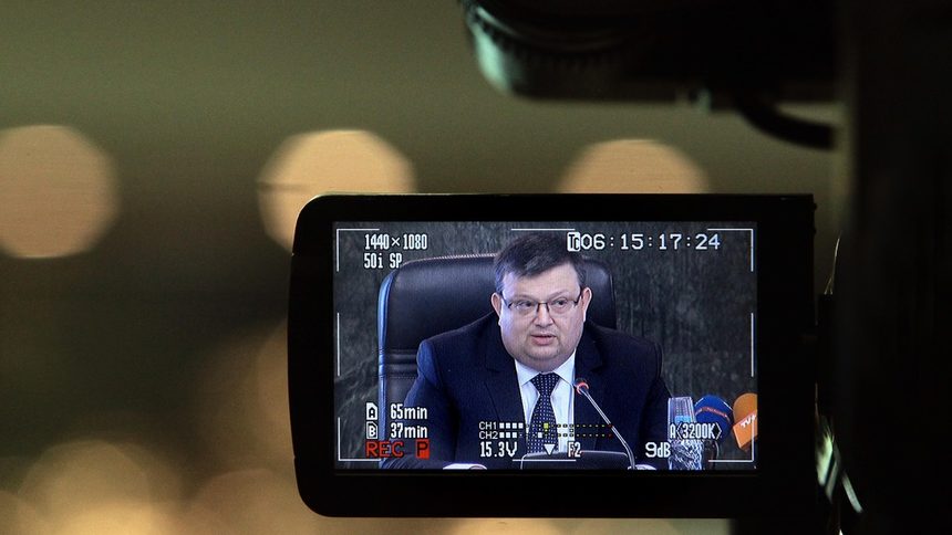 Главният прокурор Сотир Цацаров по време на брифинг в държавното обвинение.