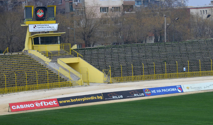 Пропадна част от строяща се трибуна на стадиона на "Ботев"