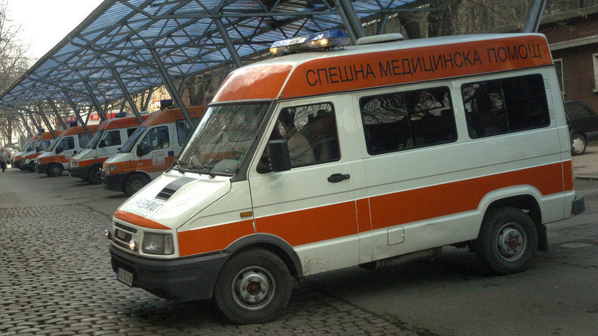 Млада жена почина на улицата, Бърза помощ дошла без дефибрилатор