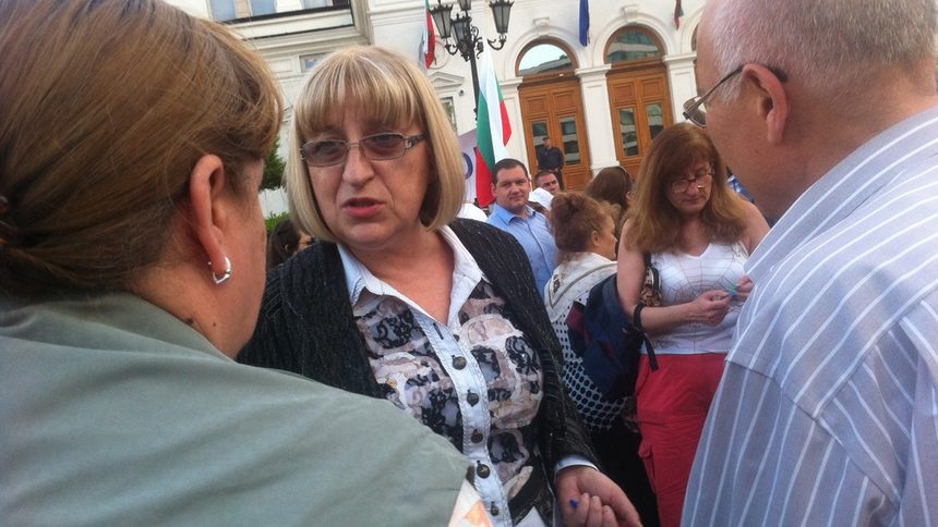 Депутати и симпатизанти на ГЕРБ и реформаторите протестираха пред парламента (обновена)