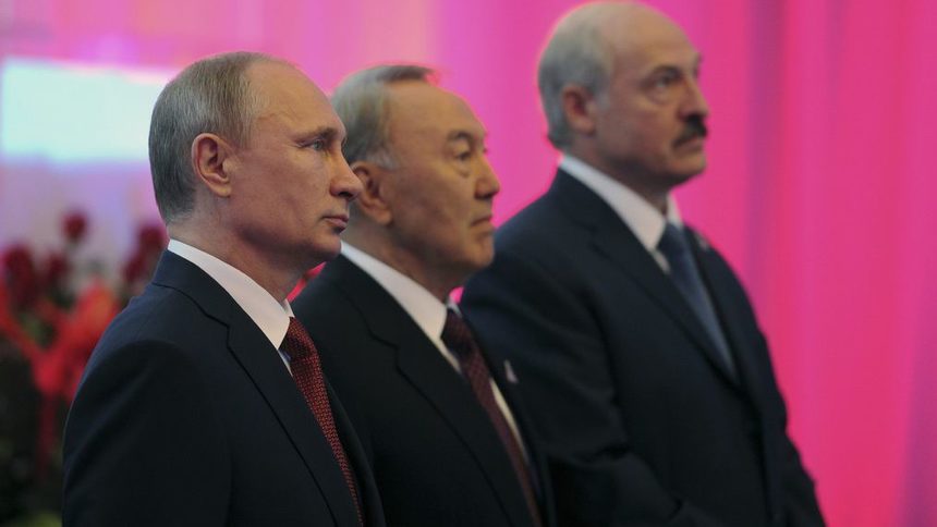 Президентите на Русия Владимир Путин, на Казахстан Нурсултан Назърбаев и на Беларус Александър Лукашенко на церемонията за подписването на договора за сформирането на Евразийския съюз