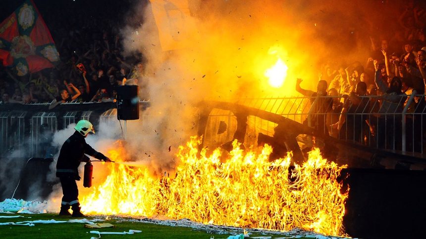 Феновете на "Ботев" предизвикаха пожар на стадиона в Бургас