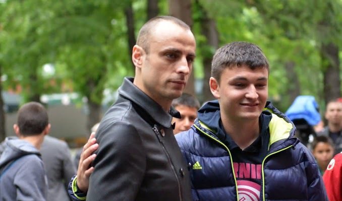 Димитър Бербатов се снима с фен на стадион "Българска армия"