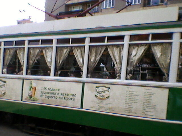 Трамвайчето беше дегизирано като подвижен музей на Старопрамен, барабар с ремаркето си.