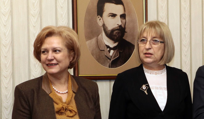 Менда Стоянова и Цецка Цачева са внесли днес мотивите по вота