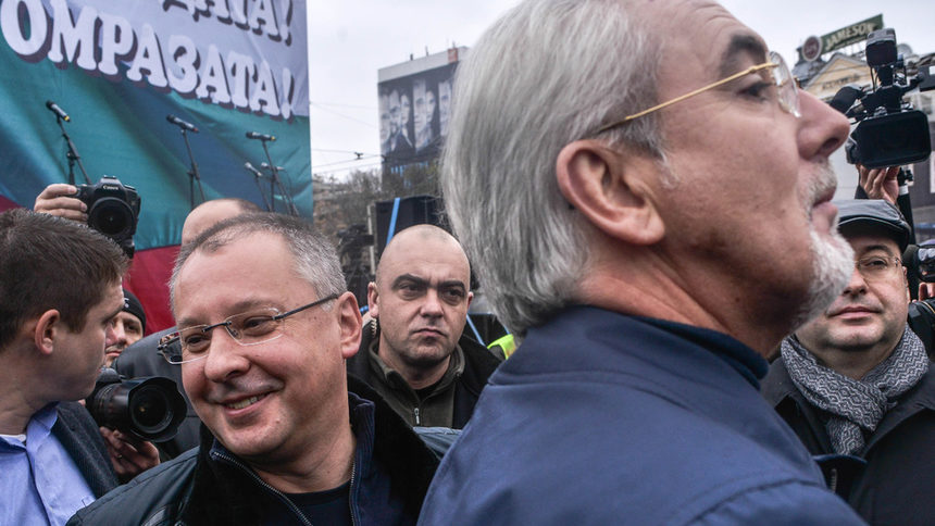 В четвъртък Местан обяви на пресконференция, че вижда три варианта за предсрочни избори – догодина с местния вот, точно след година и в края на 2014 г., и че партията му подкрепя последния. По-рано днес лидерът на БСП му отговори с друга пресконфереренция, в която подчерта, че за държавата ще е по-добре бюджетът за 2015 г. да се прави от нов парламент.