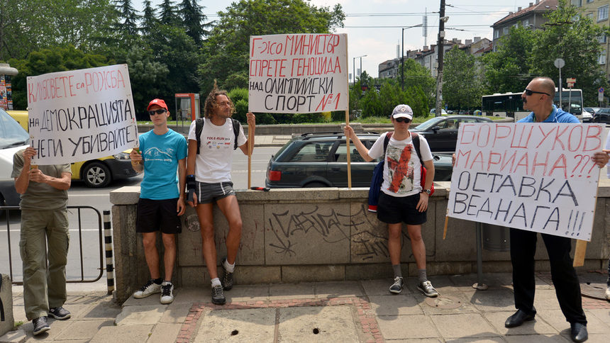 Димитър Кисьов (вдясно) водеше протест срещу Мариана Георгиева