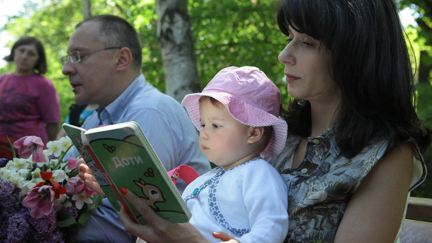 Лидерът на БСП Сергей Станишев със съпругата си Моника и дъщеря си Дария на протестен митинг за 1 май.