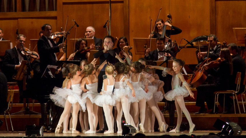 Музикантите на Quarto Quartet на 1-ви юни с повече от 130 деца балет в Зала България.