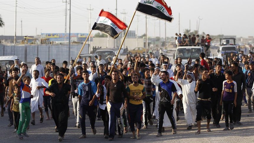Доброволци, присъединили се към иракската армия, за да се бият срещу радикалните сунити от "Ислямска държава от Ирак и Леванта"