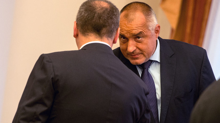 Бойко Борисов се здрависва със Сергей Станишев на днешното заседание на Консултативния съвет за национална сигурност