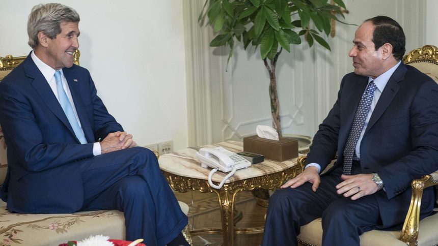 Джон Кери (вляво) по време на срещата си с египетския президент Абдел Фатах ас Сиси