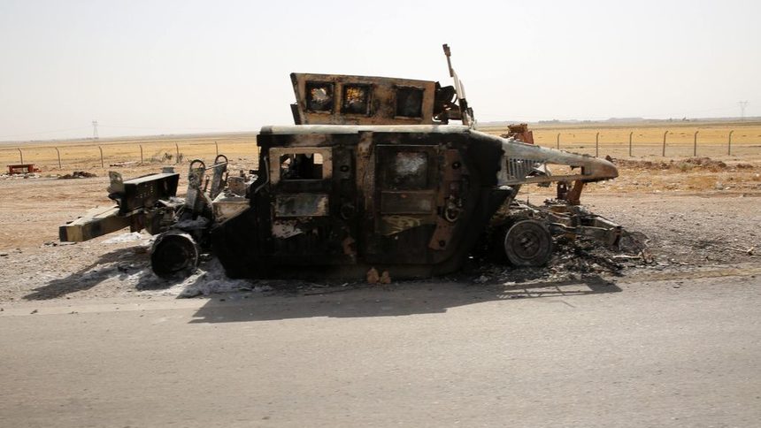 Бронирана машина на иракската армия, унищожена при скорошни сблъсъци със сунитските бойци от ИДИЛ край северния град Сюлейман Бек