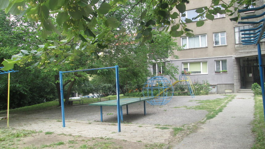 Пред блока - подредено и подновена детска площадка, но деца не играят.