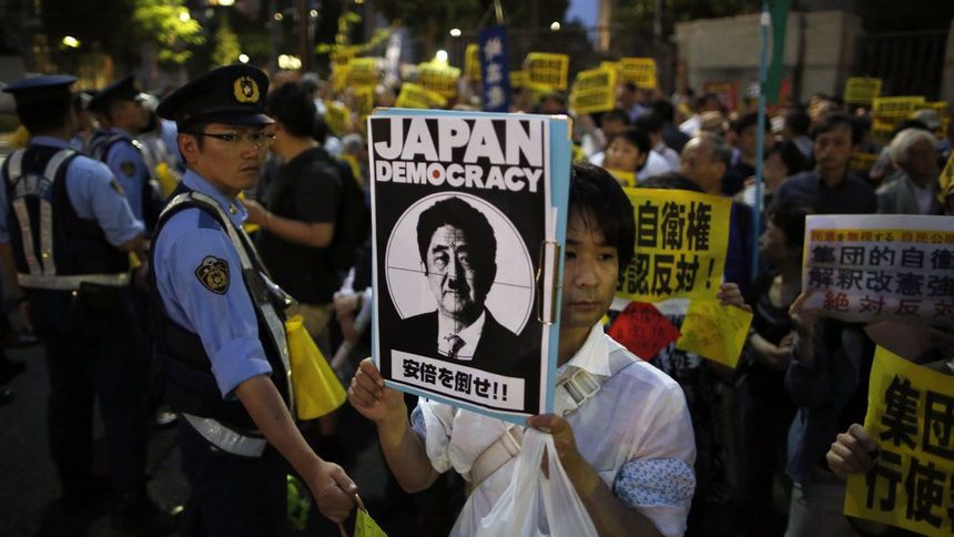 Днес демонстранти се събраха пред резиденцията на премиера в Токио в знак на протест срещу плановете му да увеличи възможностите на японската армия