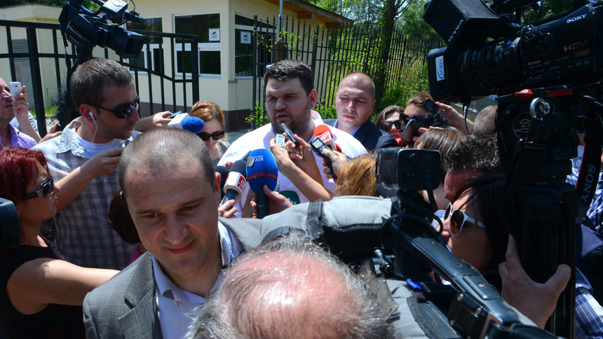 Депутатът от ДПС Делян Пеевски има на хартия осем години стаж като следовател. На снимката - излиза от столичната следствена служба, където беше на разпит по сигнала на "Протестна мрежа"