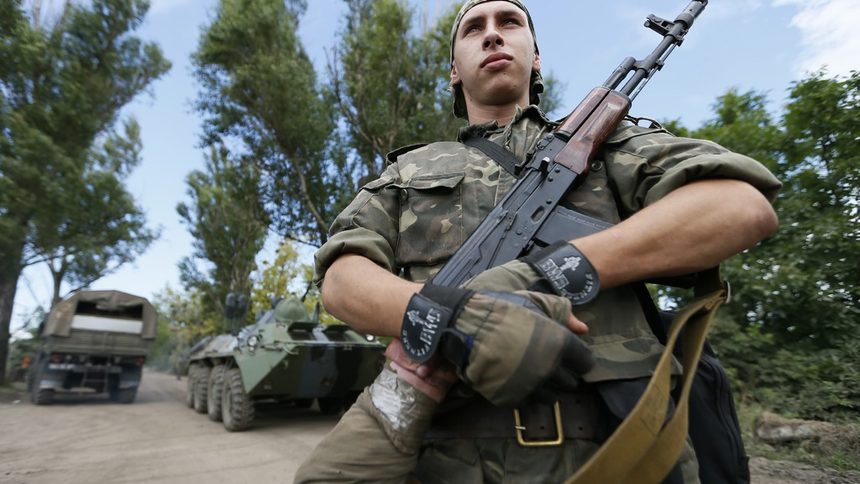 Украински войник в базата в Славянск, над който вчера централните власти поеха контрол.