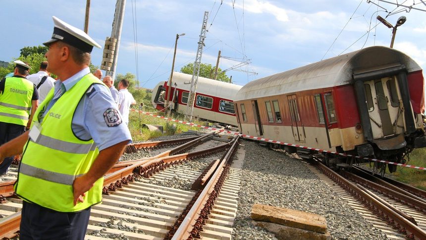 Влакът София–Варна катастрофира тежко, машинистът загина, има 15 ранени (обобщение)