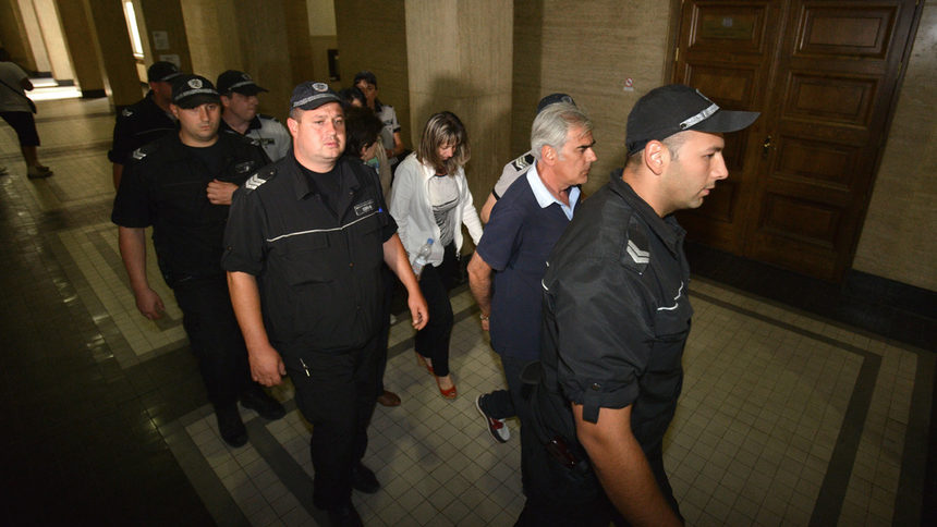 Част от задържаните при влизането в съдебната зала.