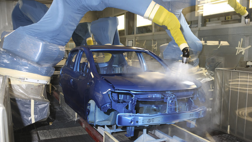 Робот в завода на "Дачия" в Миовени, Румъния боядисва поредният нов автомобил.