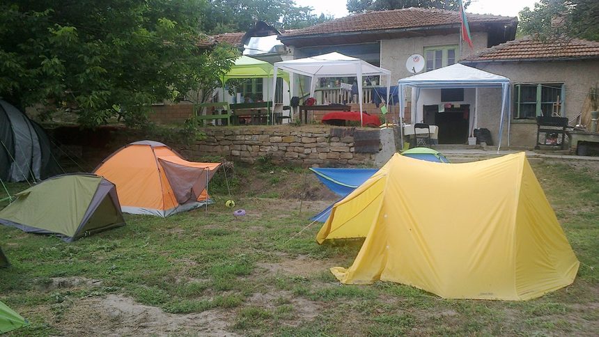 Комисия се похвали, че е хванала учителка да организира палатков лагер в двора на къщата си