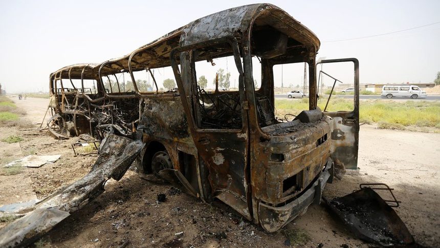 Изгорелият при атаката автобус, в който са били превозвани затворниците