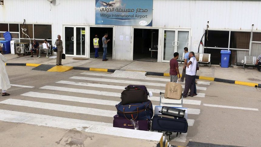 В четвъртък вечерта премиерът Абдула ал Тини не е успял да се качи на собствения си самолет и да отиде в източната част на страната, тъй като второто по големина летище в Триполи "Митига" (на снимката) се контролира от милиции.