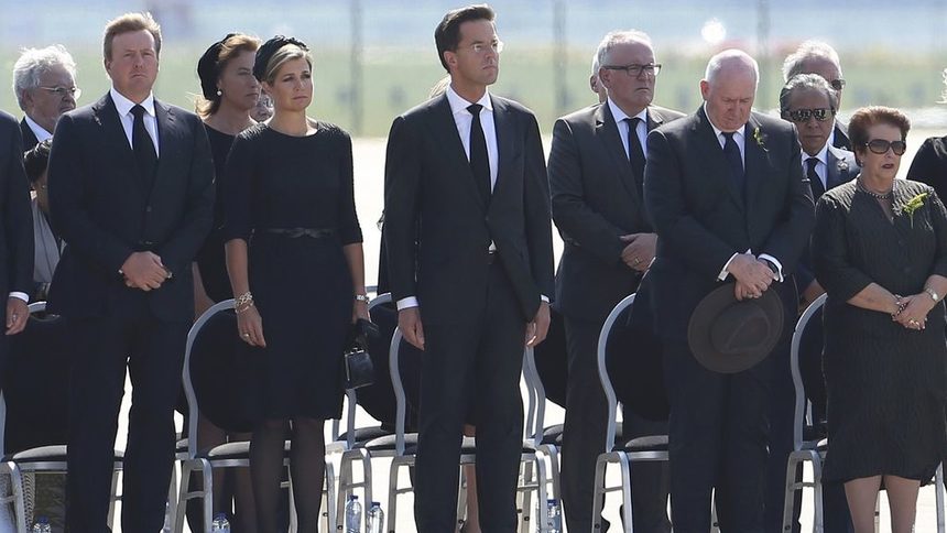 Холандският премиер Марк Руте (в центъра) заедно с крал Вилем-Александър (вляво) и кралица Максима на официалната церемония по посрещане на тленните останки на първите жертви от самолетната катастрофа на летището в Айндховен