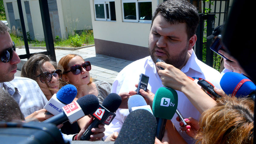 Депутатът от ДПС Делян Пеевски на разпит в Столичната следствена служба, където той се връща, когато не е депутат.
