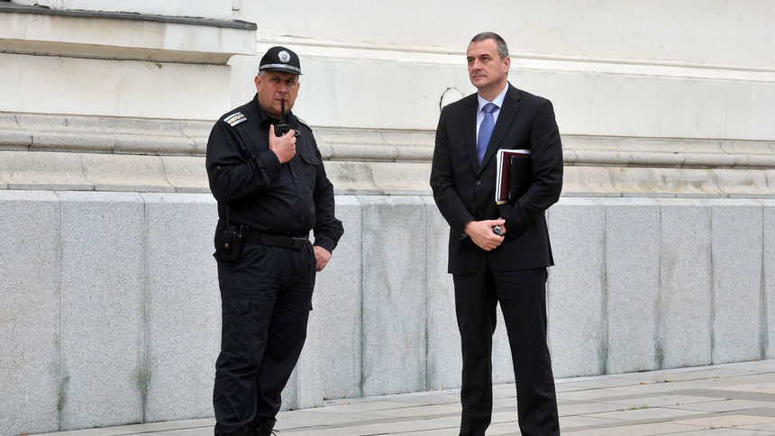Вътрешният министър в оставка Цветлин Йовчев пред парламента при една от блокадите миналото лято