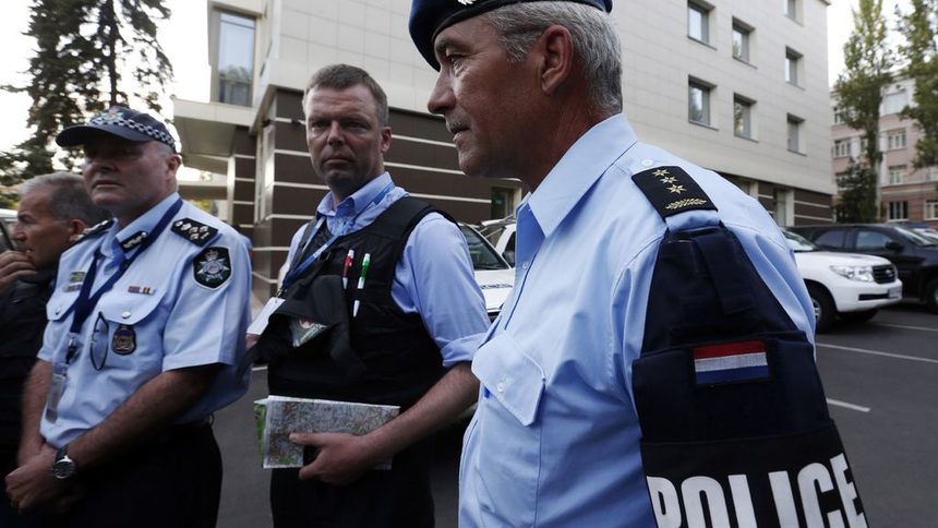 Отляво-надясно: Брайън Макдоналд, командир на полицейската мисия на австралийската федерална полиция, Александър Хъг, заместник-ръководител на мисията на ОССЕ в Украйна и холандският полицай Куайс след завръщането им от първия кратък оглед на мястото на катастрофата на MH17