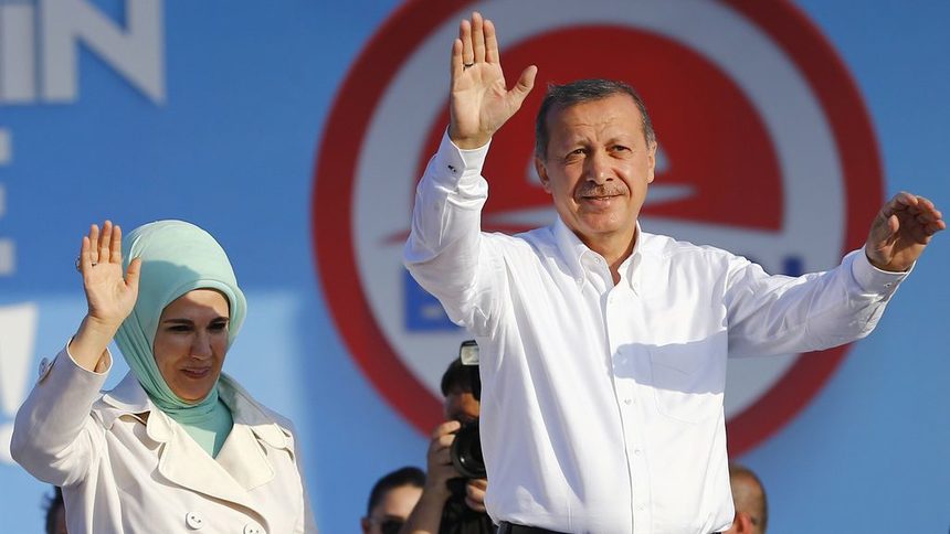 Ердоган и съпругата му Емине на предизборен митинг в Истанбул