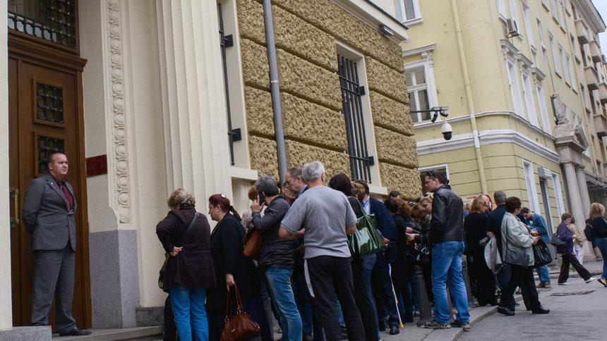 Дни преди обикновените клиенти да опитат да изтеглят парите си, ръководителите на КТБ са се погрижили за своите.