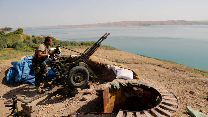 Кюрдски военен разполага бойна техника край язовира до Мосул