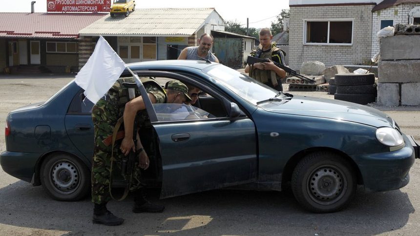 Киев: Сепаратисти бомбардираха колона бежанци, има много убити