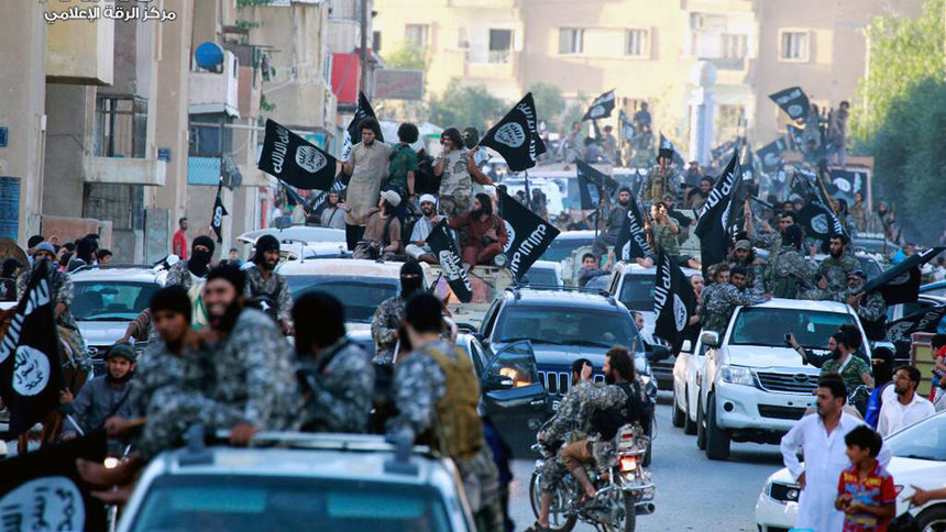 Шествие на членове на "Ислямска държава" в сирийския град Рака
