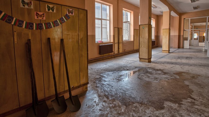Снимката е от едно от пострадалите училища и е част от фотогалерия с автор Иван Миладинов от сайта Severozapazenabg.com