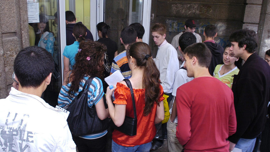 Местата в университетите са с 11 000 повече от зрелостниците