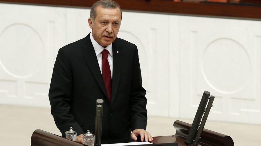 "Ройтерс" припомня, че десетки полицаи бяха задържани от юли тази година по обвинения, че се формирали престъпна организация и са подслушвали телефони. Според днешния президент и тогавашен премиер Реджеп Тайип Ердоган това е било част от заговор срещу него.