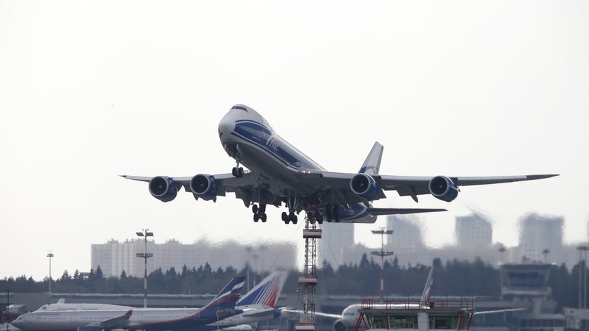 Премиерът Дмитрий Медведев заплаши, че новите руски контрасанкции може да затворят руското небе за транзитно преминаване на западни самолети по трасетата до Азия.