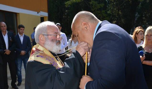 Лидерът на ГЕРБ Бойко Борисов целува ръка на митрополит Галактион. Снимката е качена в профила на Борисов във "Фейсбук".