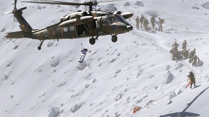 Хеликоптер от спасителния екип изтегля човек близо до вулкана Онтаке в Япония на 28 септември 2014 г..