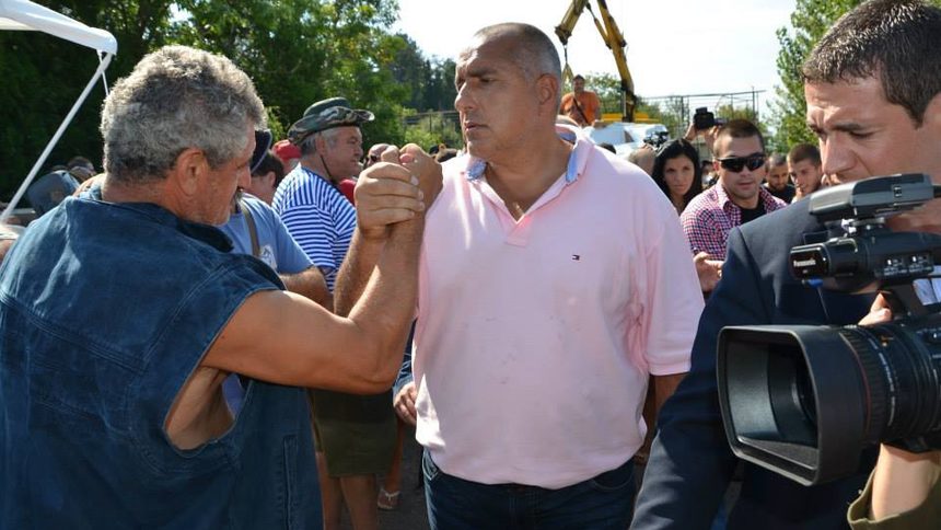 Лидерът на ГЕРБ Бойко Борисов по време на предизборно посещение в димитровградското село Странско